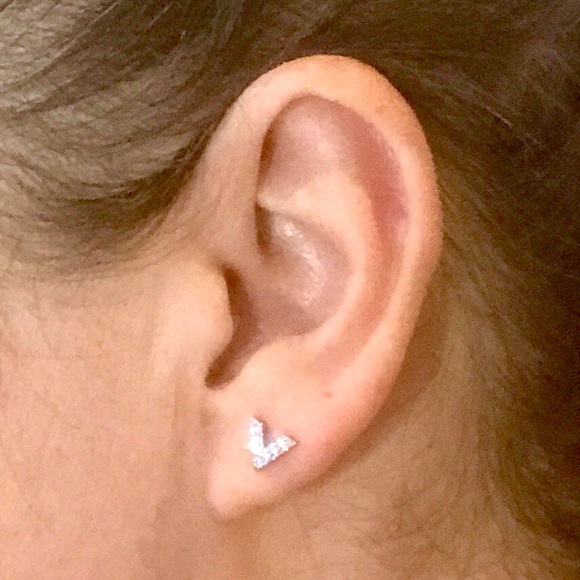 💙💎NEW V STUD EARRINGS IN STERLING SILVER💎💙 - Picture 4 of 7